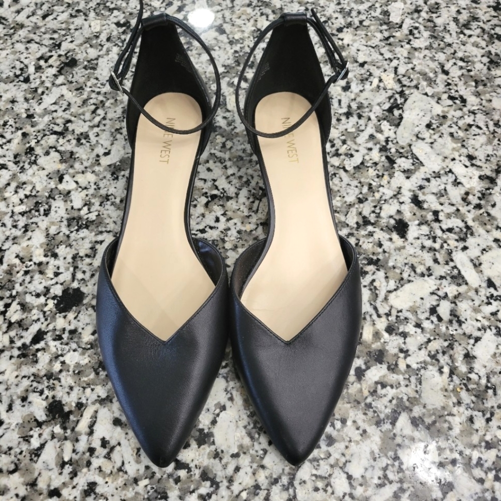 Nine West size 9.5 black pointy toe flats leather upper with ankle straps